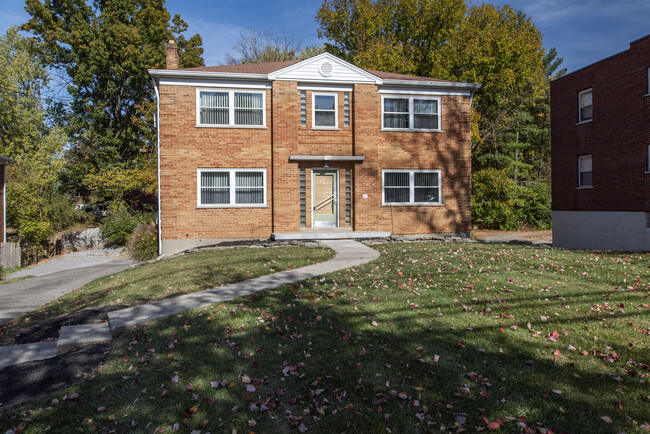 Manicured front lawn and walkway to the building - 5568 Beechmont Ave
