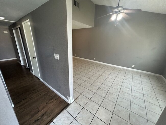 Building Photo - 2835 E Norman Ave