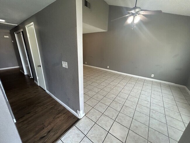Foto del edificio - 2835 E Norman Ave