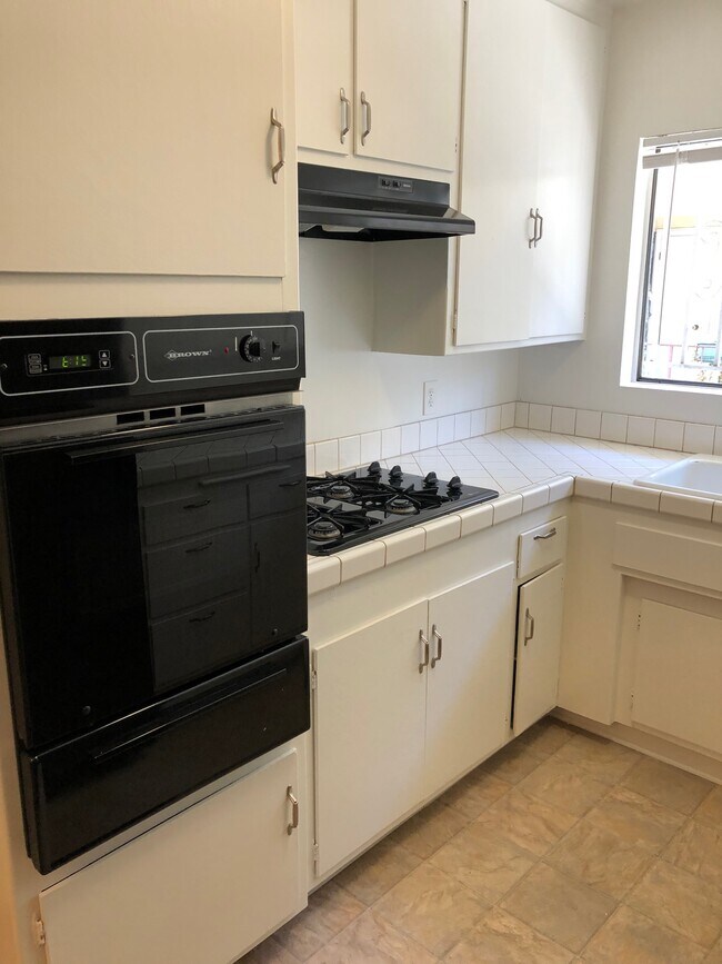 Unit #6 Kitchen - 1315 N Fuller Ave