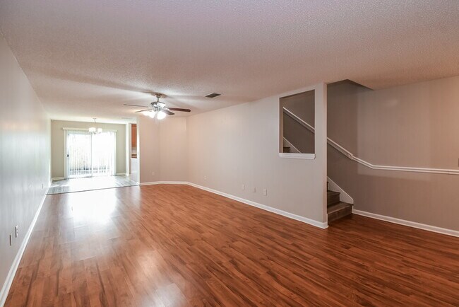 Foto del edificio - 4030 Laurelwood Dr