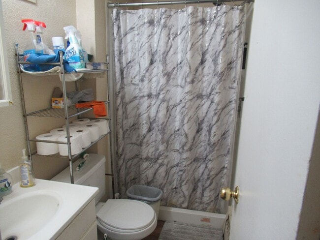 Building Photo - Spacious 3 bed/1 bath basement unit availa...