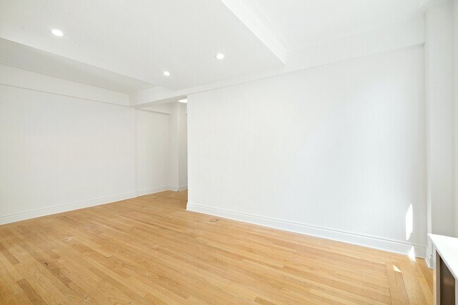 Foto del edificio - 301 E 21st St