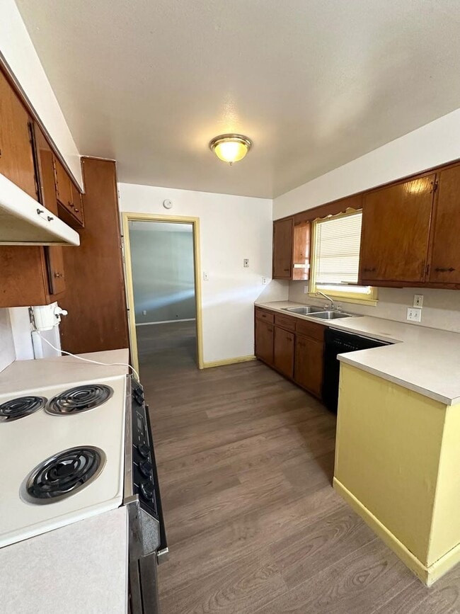 Building Photo - 3 Bed 2 Bath Ready to Rent!