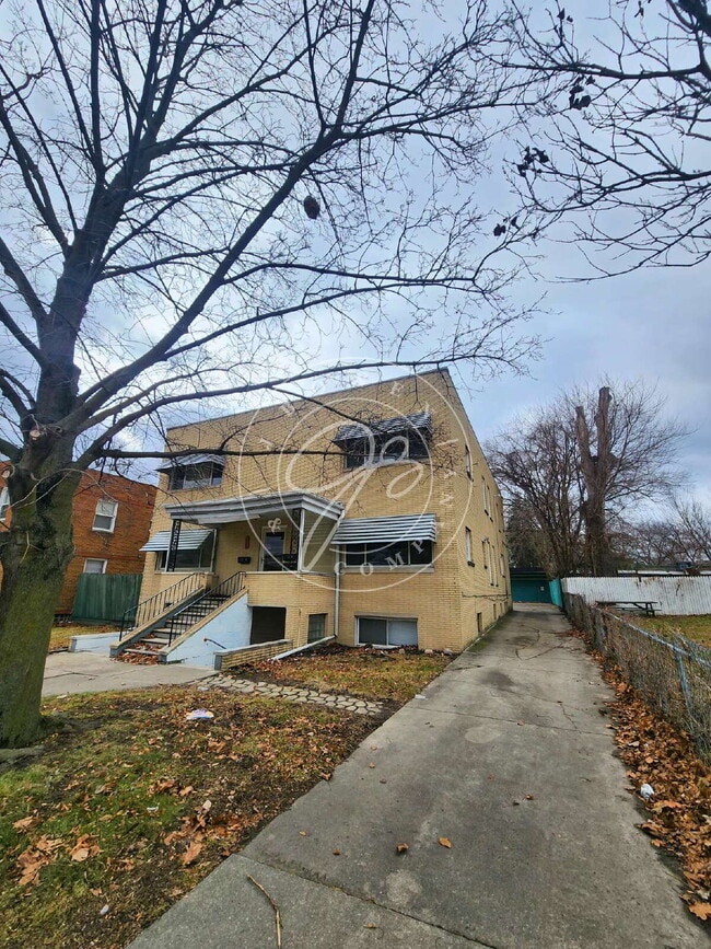 Foto del edificio - Must see to truly appreciate! This unique 3-bedroom, 2.5-bath unit within a 4-unit complex offers...