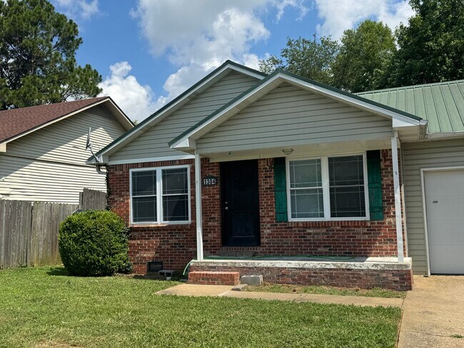 Building Photo - 3 Bedroom 1.5 Bathroom with Garage