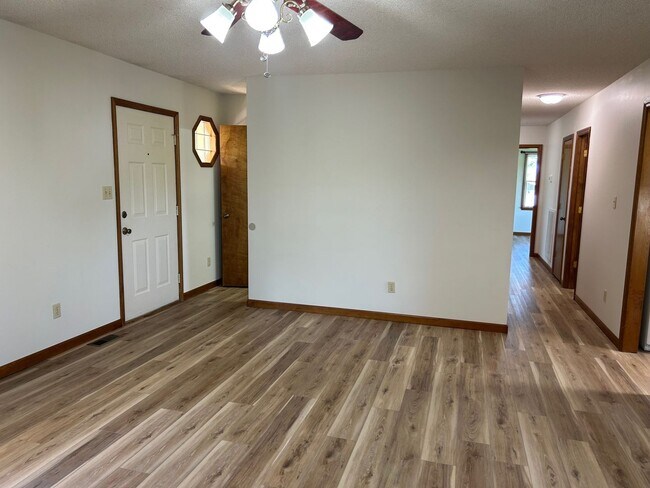 Foto del edificio - 3 Bedroom / 3 Bath Brick Home - Gray TN