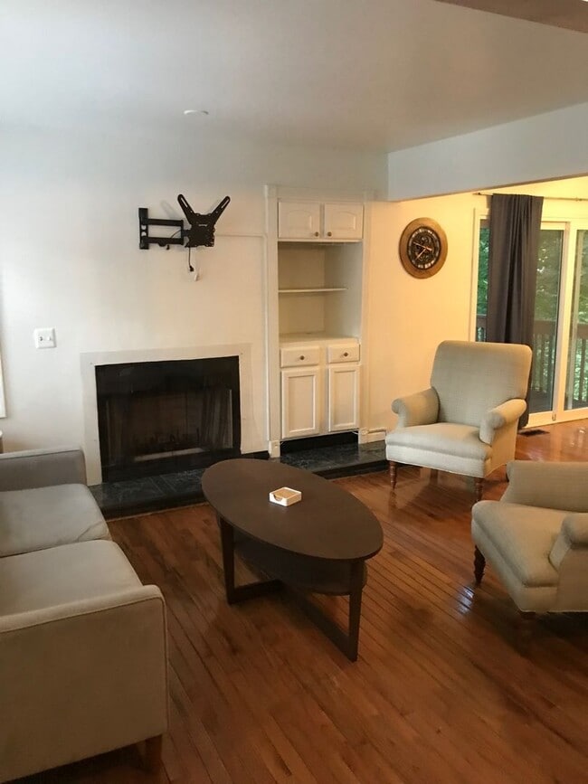 Building Photo - 106 Tulip Tree Ct