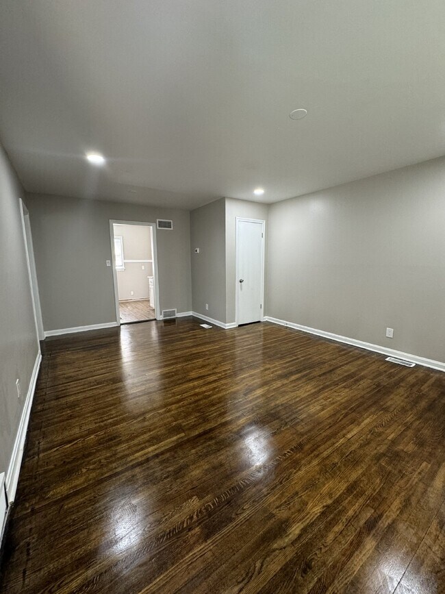 Foto del edificio - Updated 2 bedroom, 1 bathroom with basemen...