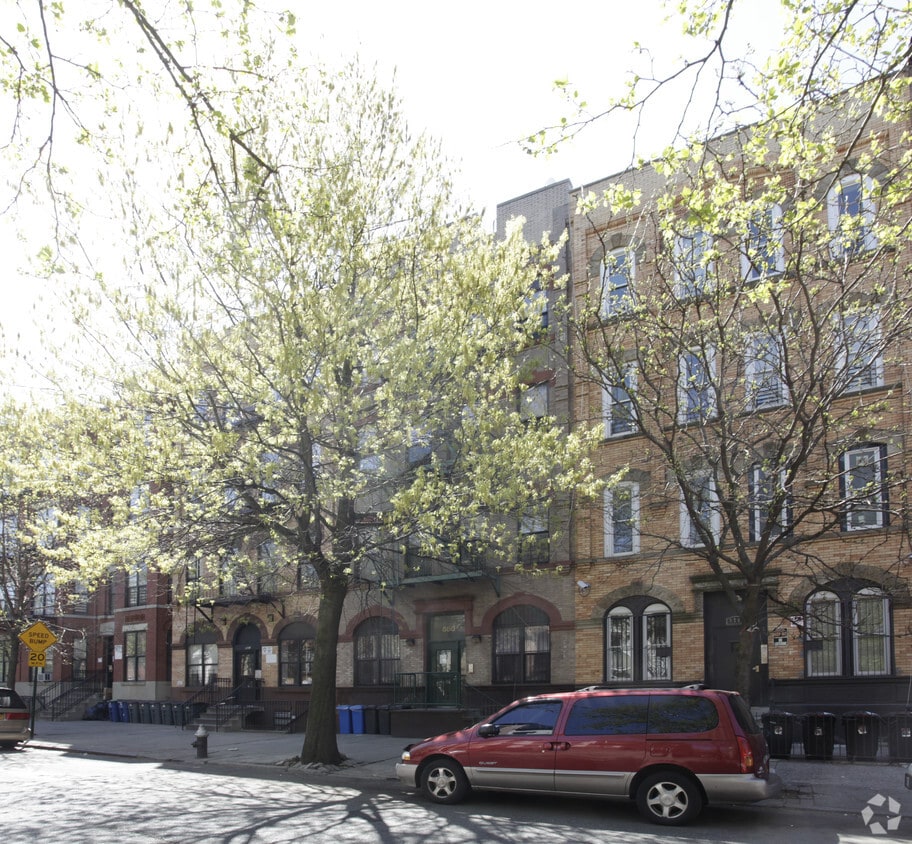 Foto del edificio - 880 Greene Ave