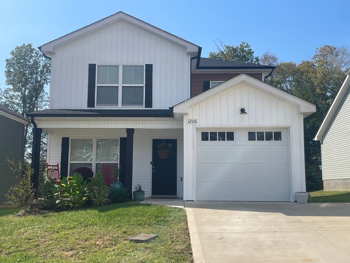 Primary Photo - Beautiful 3 Bedroom Close to Liberty Park ...