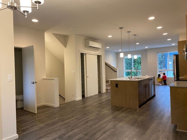 Building Photo - 13706 Manor Way