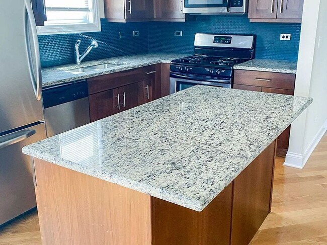 Foto del edificio - 2334 N Greenview Ave