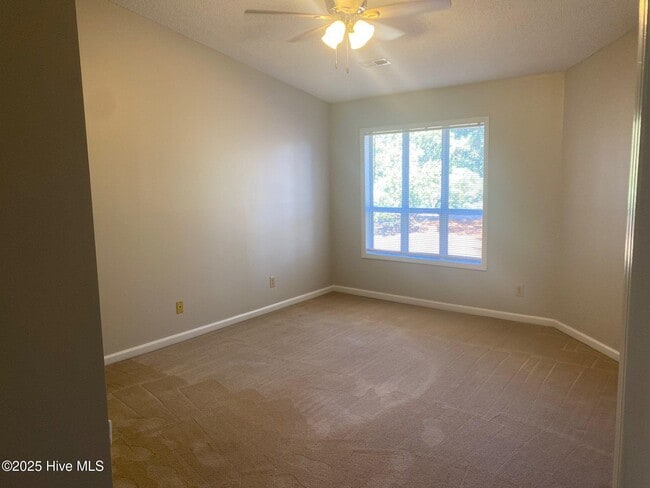 Building Photo - 103 Breezewood Dr