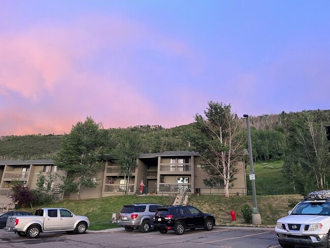 Building Photo - 1690 Upper Iron Horse Loop Rd