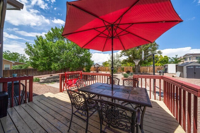 Foto del edificio - $2222 | 3BR/3BA | Pueblo West Gem!