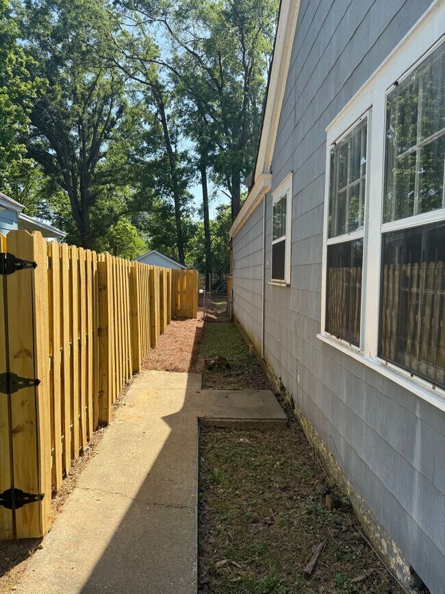 Foto del edificio - ** 4 Bed 3 Bath located in Old Cloverdale ** Call 334-366-9198 to schedule a self-tour