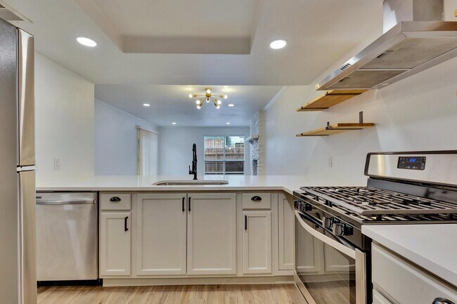 Foto del edificio - 6910 Lovely Ln