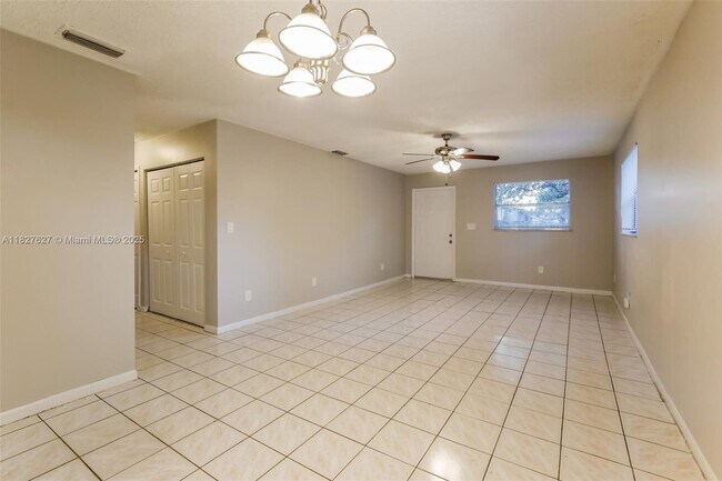 Foto del edificio - 9501 NW 2nd Ct
