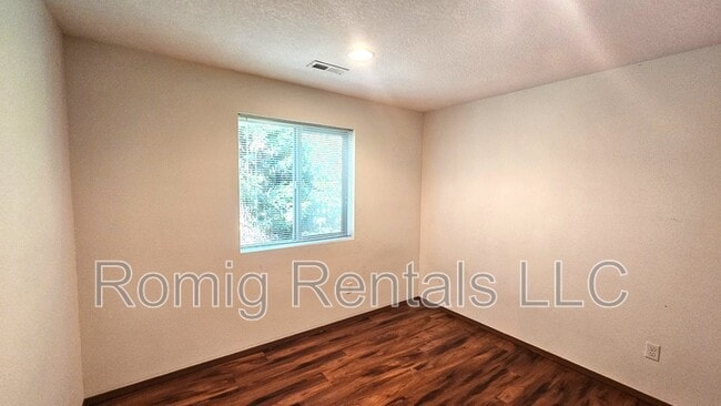 Building Photo - 3608 NE 81st Cir