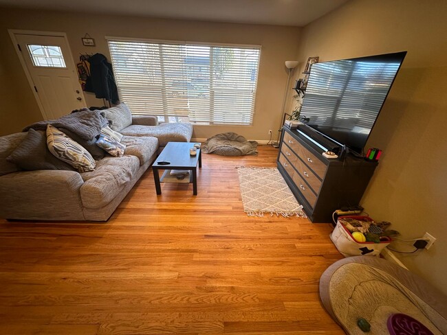 Building Photo - Charming 3 Bed 2 bath house
