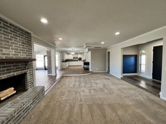 Building Photo - Golf Course Living in Yukon! Surrey Hills!