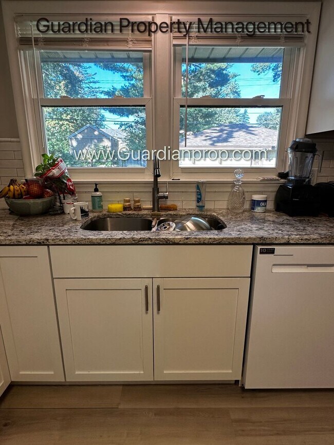 Foto del edificio - Spacious Richfield Side by Side, Renovated...