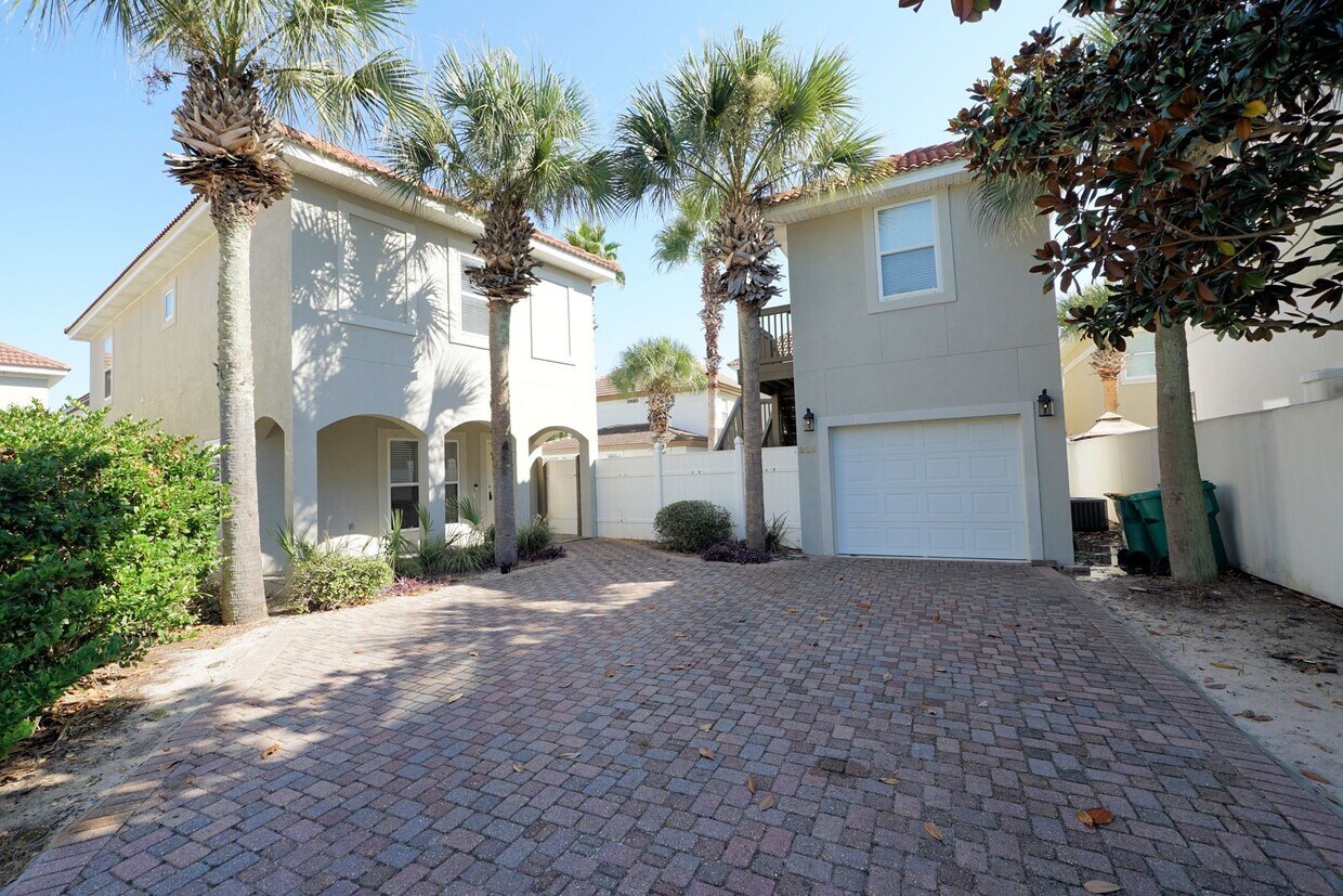 Primary Photo - Beautiful Home with Guest Suite and Pool i...
