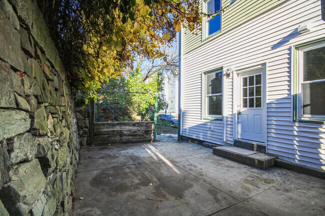 Building Photo - 255 York St