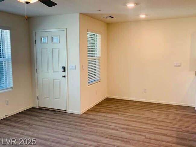 Foto del edificio - AMIGO TRAILS - BRAND NEW TOWNHOME