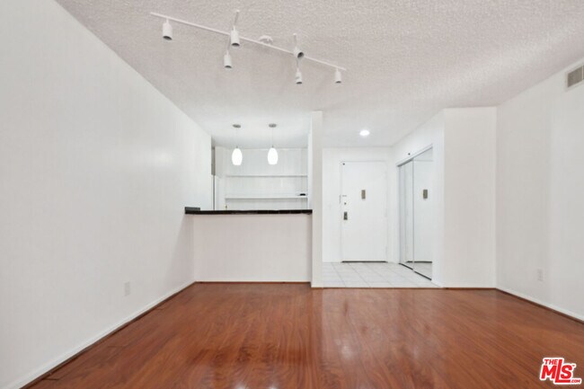 Foto del edificio - 6515 Green Valley Cir