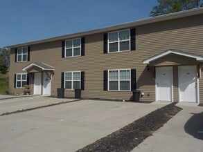 Building Photo - 1295 Pond St SE