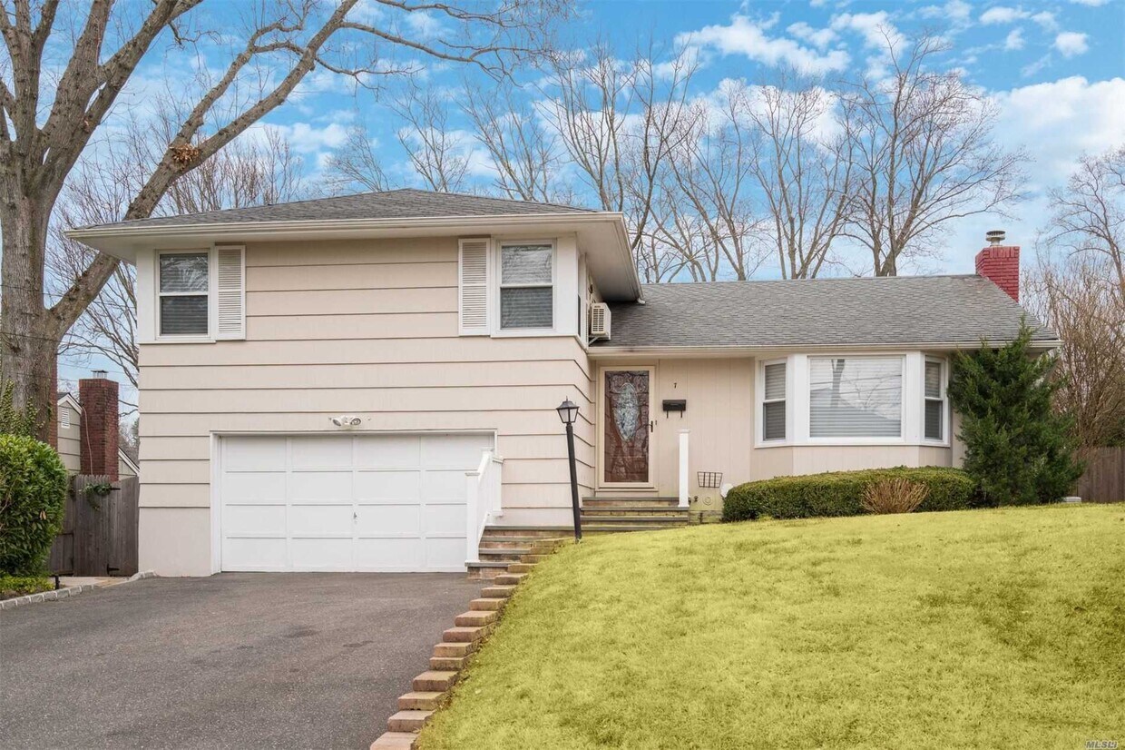 Primary Photo - 7 Compass Ct