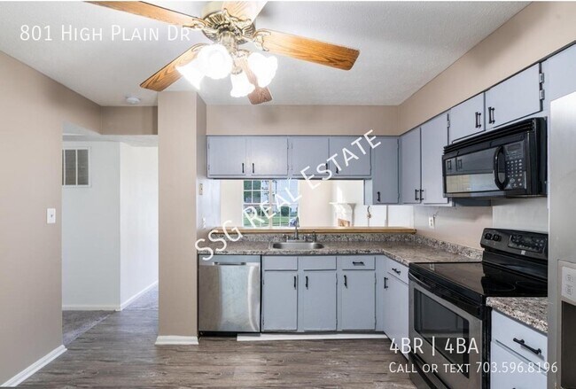 Building Photo - Bright and Sunny 4 bedroom Colonial set on...