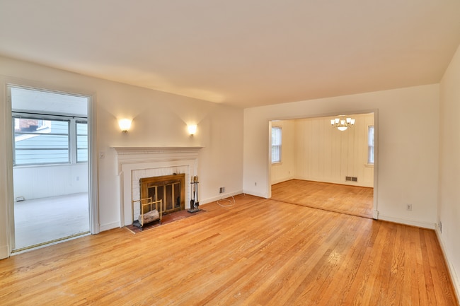 Building Photo - Spacious, Accessible Downtown Silver Spring Townhome!!.... Renovated Kitchen, Finished Basement, ...