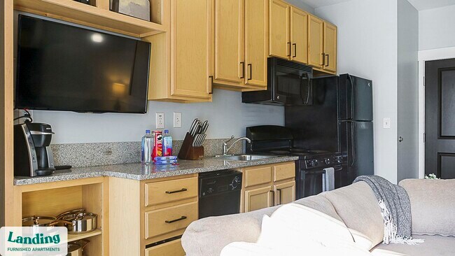 Building Photo - 335 W 9th St