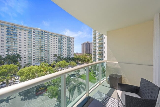 Foto del edificio - 19380 Collins Ave