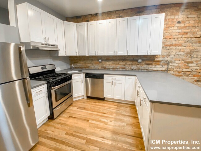 Foto del edificio - 2452 N Southport Ave