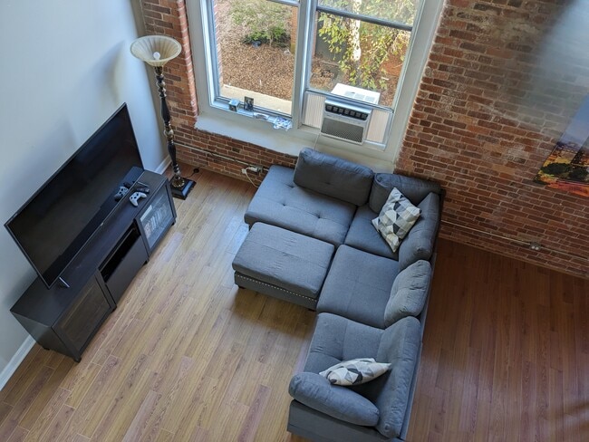 living room - 201 S Hoskins Rd