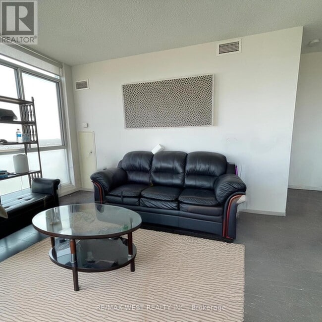 Building Photo - 225-2225 Webb Dr