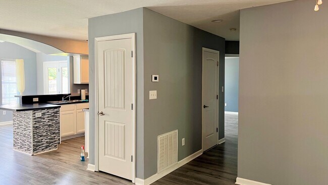 Building Photo - 2505 Langstane Ln