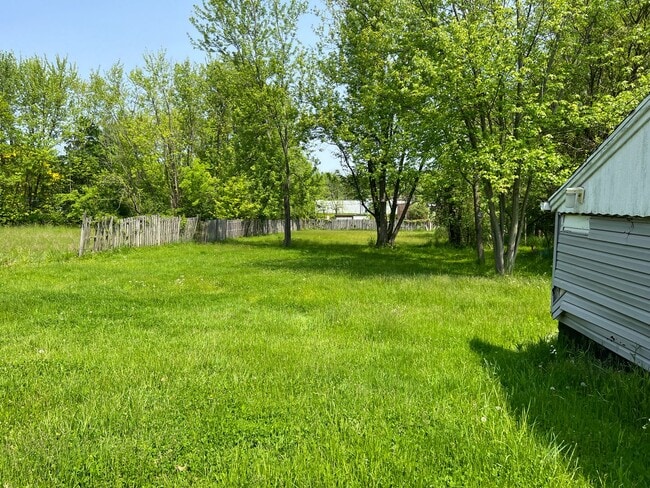 Building Photo - Cute 2 Bedroom Ranch with 2 car garage