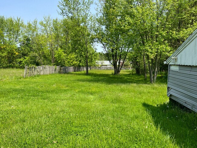 Foto del edificio - Cute 2 Bedroom Ranch with 2 car garage