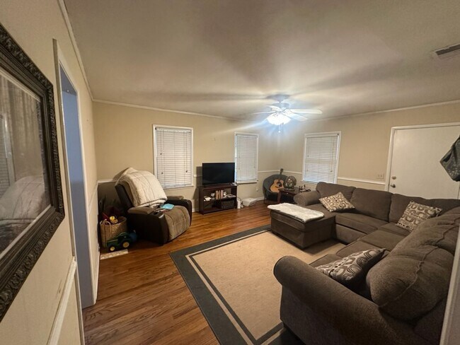 Foto del edificio - Charming Home Available in August!