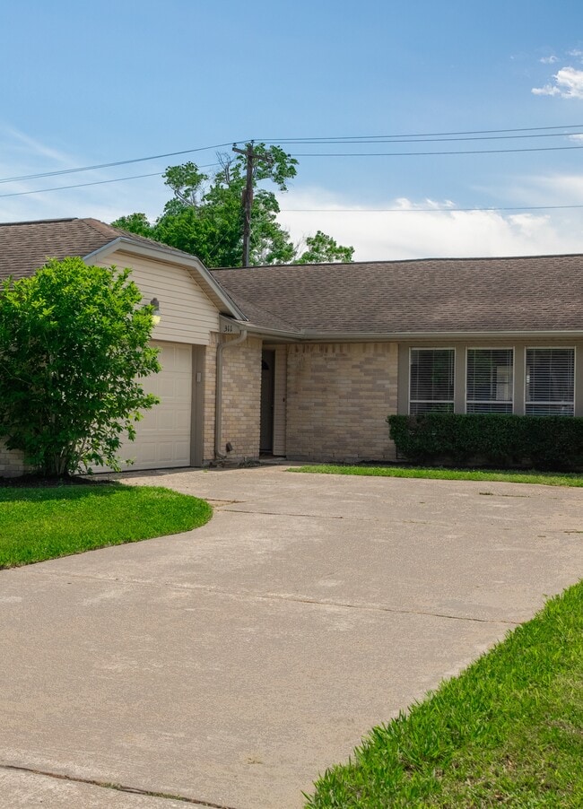 Building Photo - 311 Forest Hills Dr
