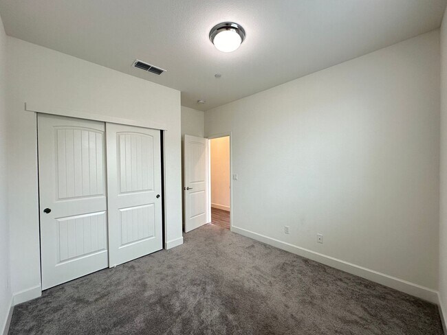 Building Photo - Newer Build Near Wildhawk Golf Course