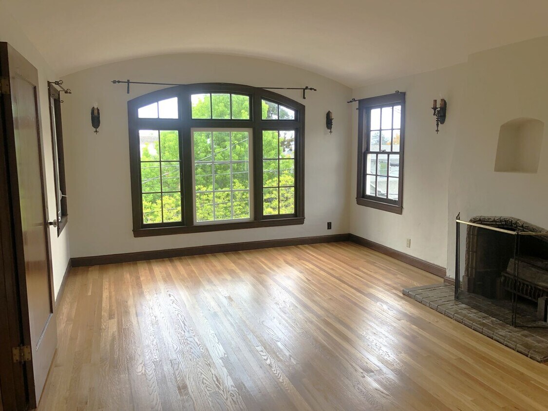 Primary Photo - COMING SOON-large bedroom and is located near the north side of UCB