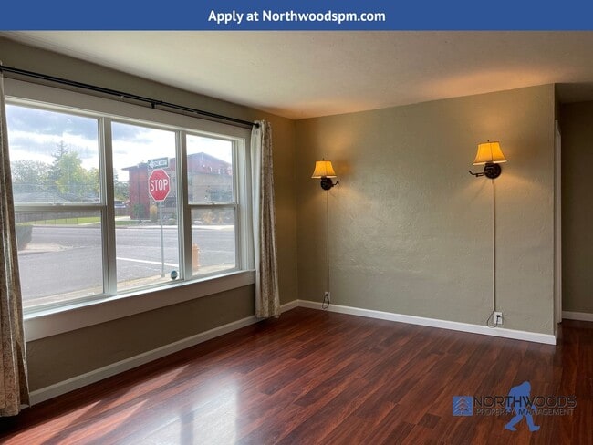 Building Photo - Very Charming 2 Bedroom 1 Bath Home