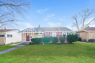 Building Photo - 8715 W Lawrence Ave