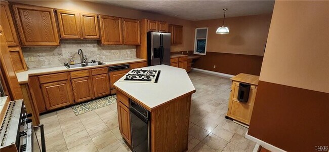 Foto del edificio - 7965 Hillside Ct